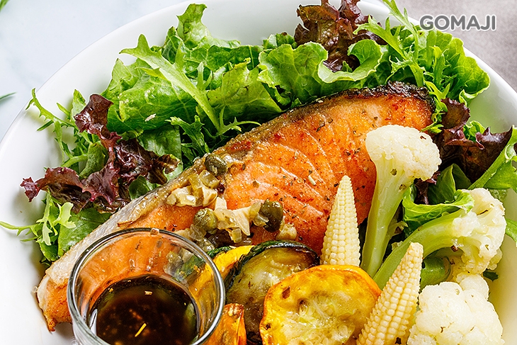 香料鮭魚沙拉佐白酒酸豆醬一份