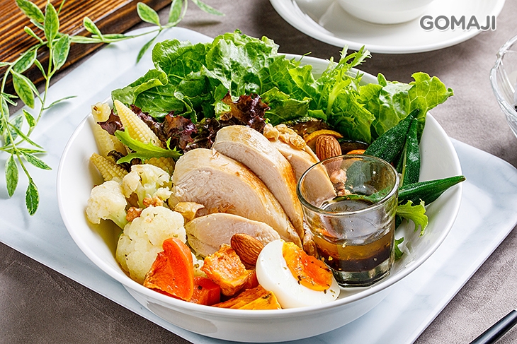 香料嫩煎雞胸活力沙拉盤