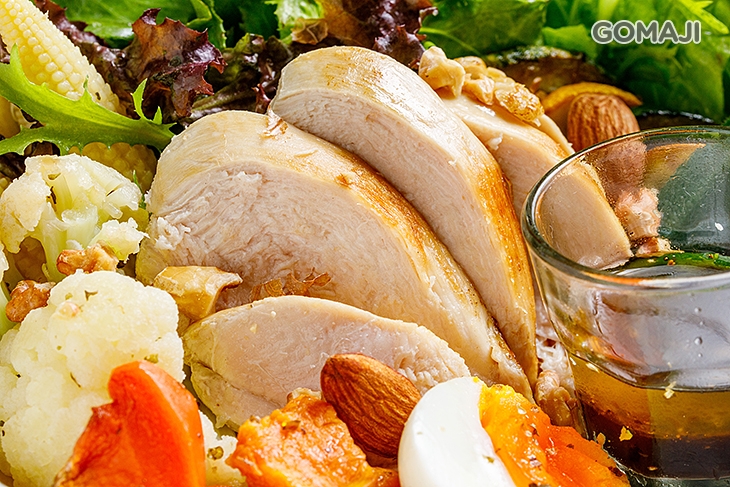 香料嫩煎雞胸活力沙拉盤