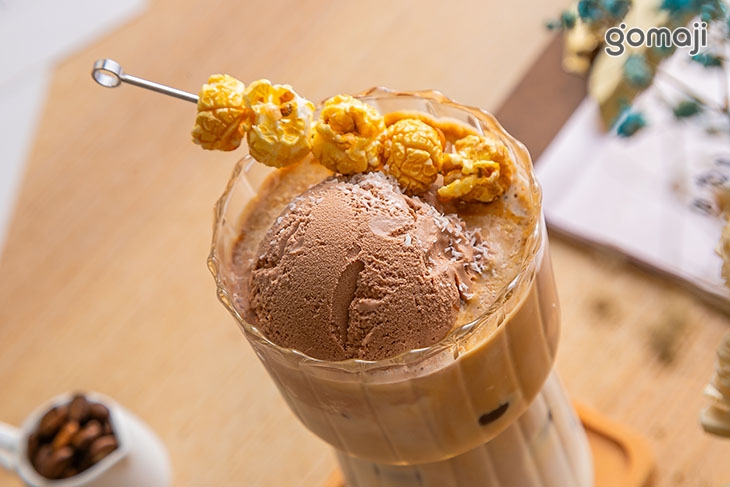 爆米花椰香漂浮冰咖啡