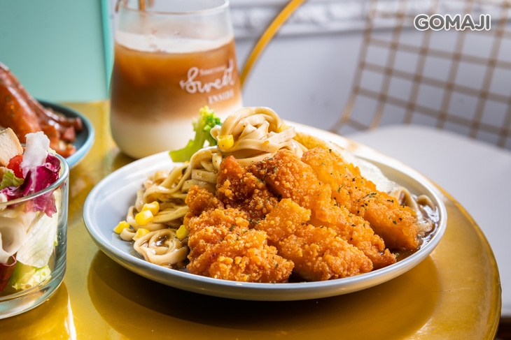 黑胡椒鐵板麵+咔啦雞+ 荷包蛋