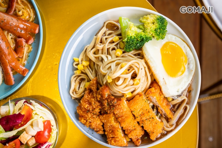 黑胡椒鐵板麵+咔啦雞+ 荷包蛋