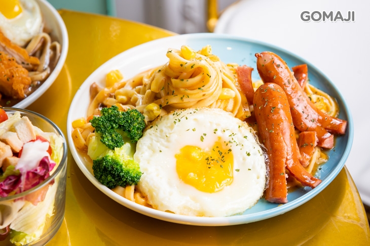 蘑菇鐵板麵+德式香腸(兩根)+ 荷包蛋