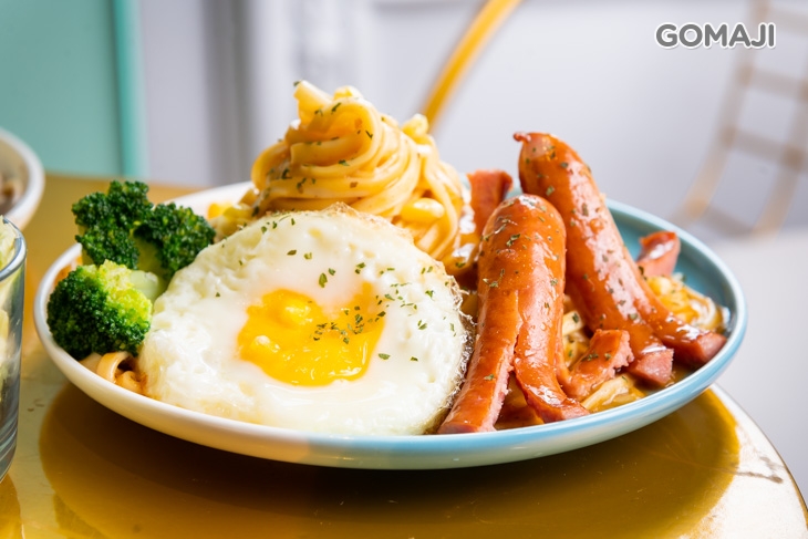蘑菇鐵板麵+德式香腸(兩根)+ 荷包蛋