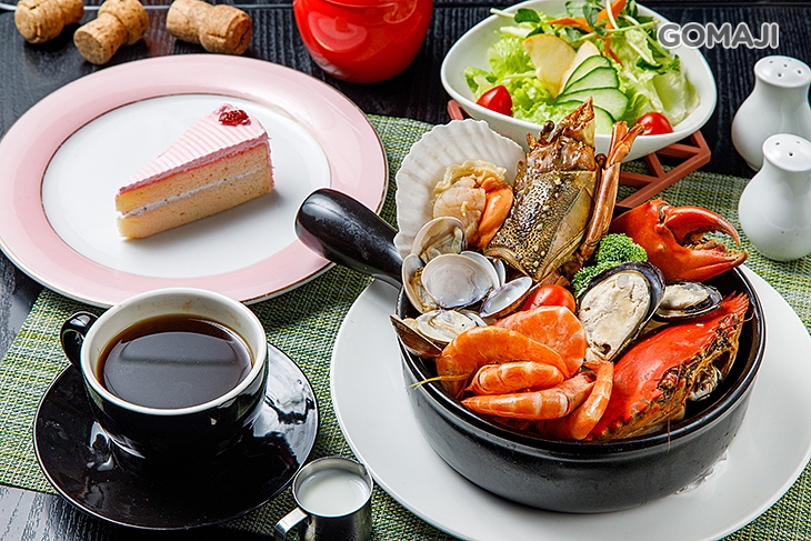  B.法式海鮮鍋極品饗宴  〈法式海鮮鍋一份(含：龍蝦、 螃蟹、蝦子、 蛤蜊、 扇貝 、孔雀蛤) + 凱撒沙拉一份 + 精緻蛋糕一份 + 飲料一杯〉