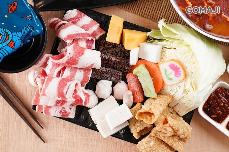 麻辣火鍋+五花牛+泡麵+鹹酥雞一份