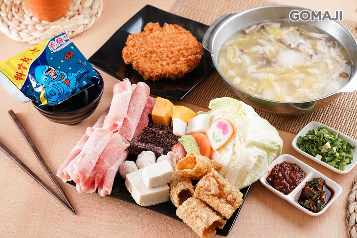 B.阿弟仔人氣鍋物 〈南瓜火鍋/泰式酸辣火鍋/酸菜火鍋 三選一 + 豬肉/牛肉/海鮮/五花牛 四選一 + 白飯/意麵/冬粉/泡麵/雞絲/烏龍 六選一 + 鹹酥雞/炸豬排 二選一〉