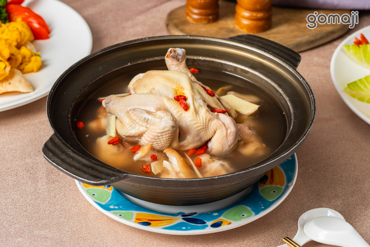 砂鍋佛手燉全雞