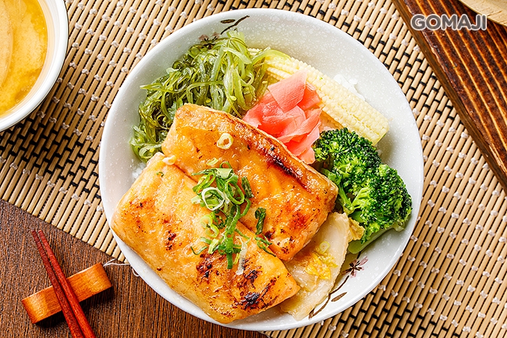 智利鮭魚肚條丼