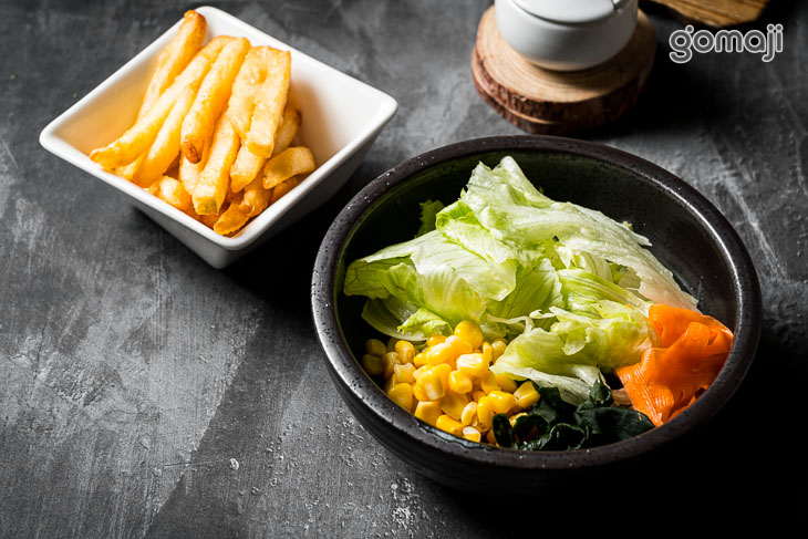 套餐炸薯條、沙拉二擇一