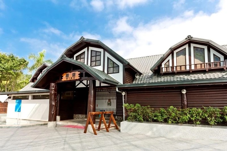 溫泉裸湯