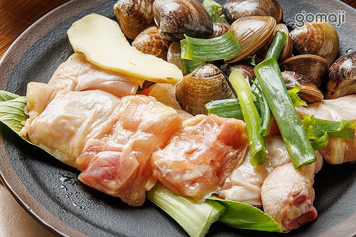 剝皮辣椒雞腿鍋(附蛤蜊)