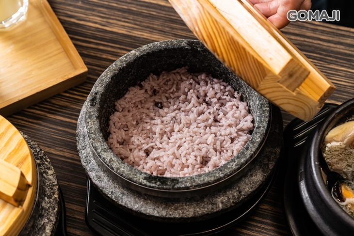 豆腐煲皆附：角閃石紫米飯一份