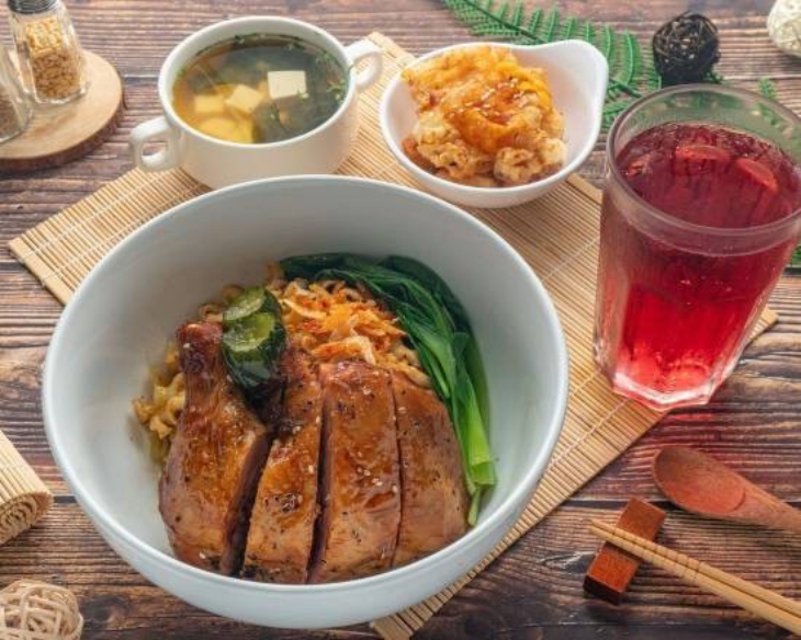 燒烤雞腿乾拌麵