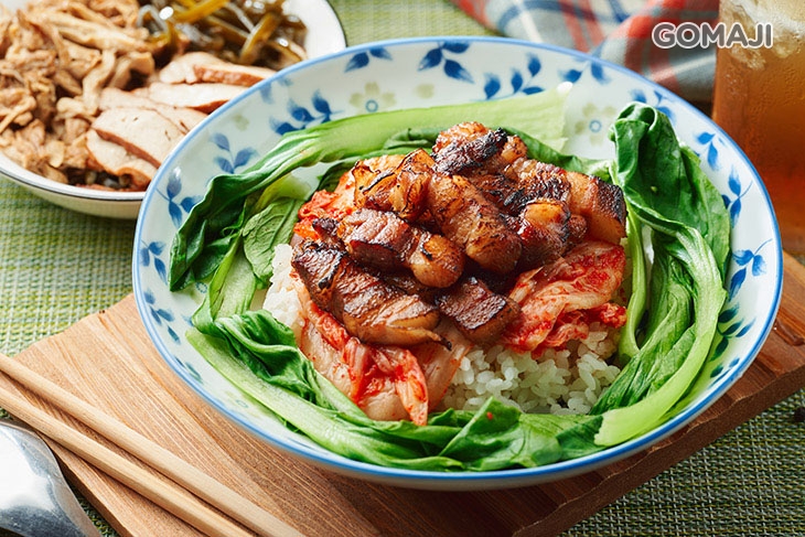 韓式的迫降烤五花肉飯佐泡菜