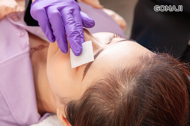 消毒清潔眉部肌膚