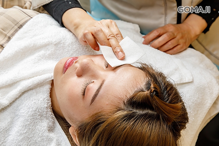 消毒清潔眉部肌膚