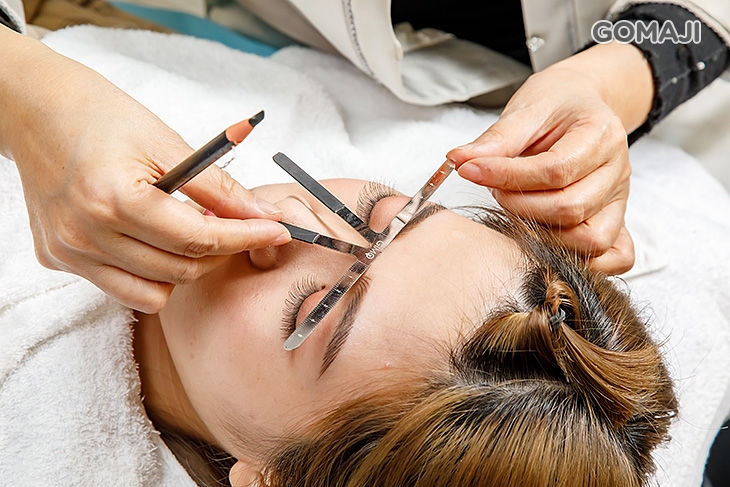 眉型靜動態平衡檢測與定點確認