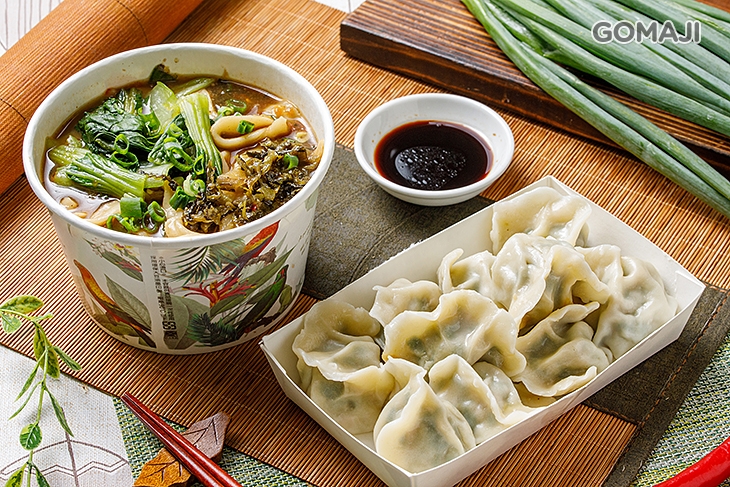 A.雙人簡單食〈牛肉湯麵一份 + 韭菜豬肉水餃十粒〉