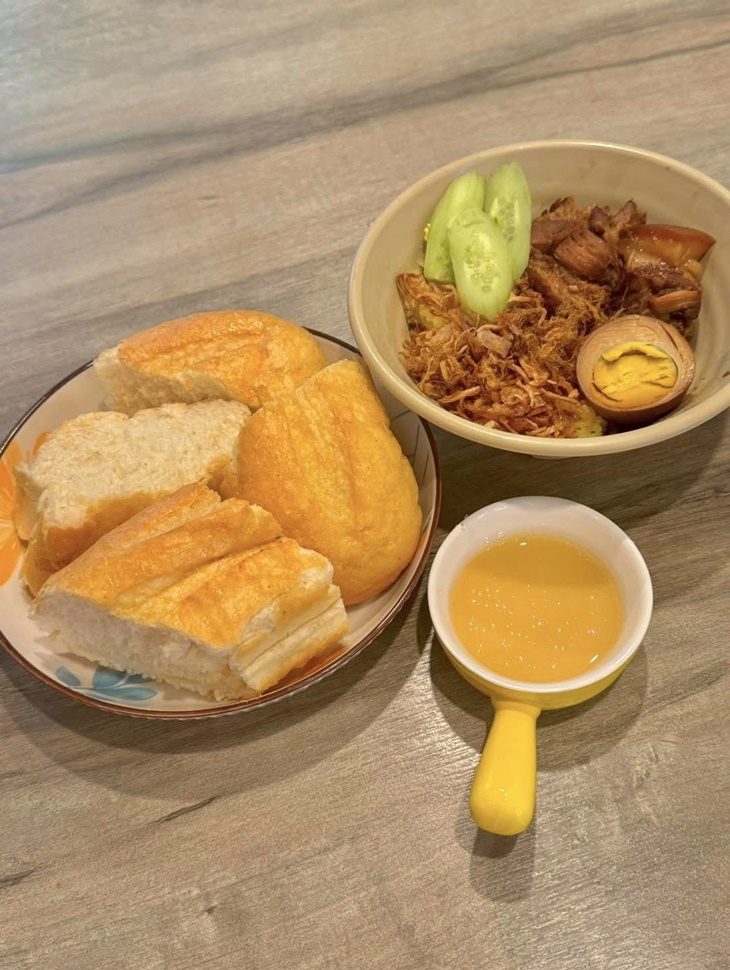 煉乳麵包及滷肉糯米飯