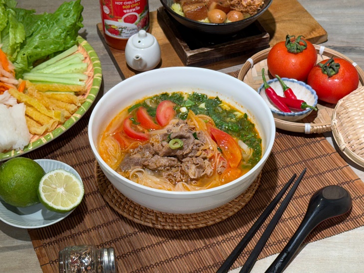 酸辣牛肉河粉