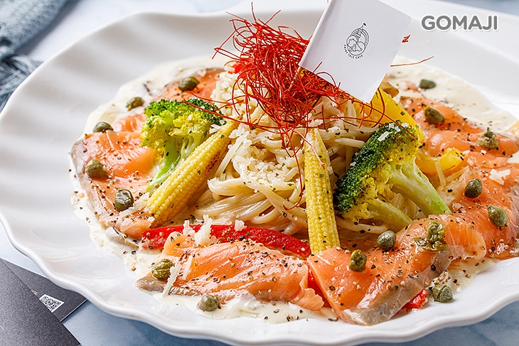 奶油煙燻鮭魚佐酸豆義大利麵