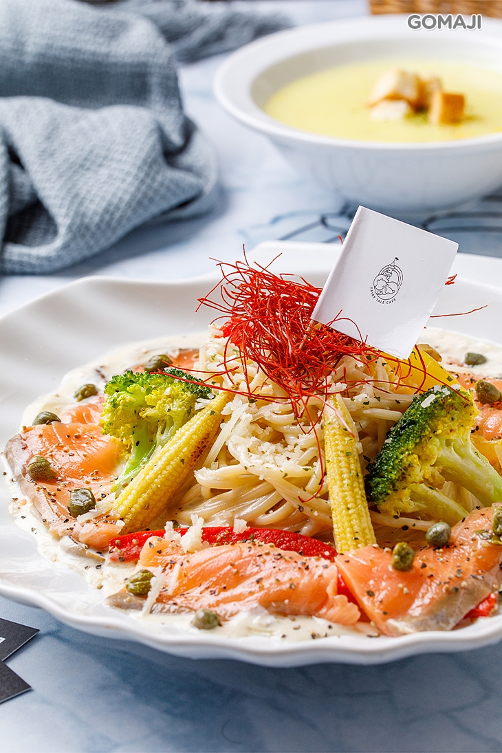 奶油煙燻鮭魚佐酸豆義大利麵