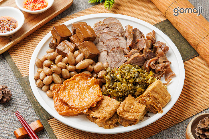 豬三拼(豬筋/豬腱/肝連) + 小方豆干 + 花生米 + 甜不辣 + 豆皮 + 酸菜