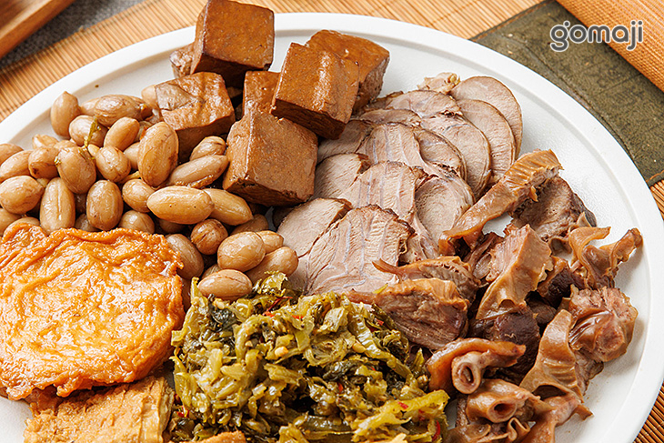 豬三拼(豬筋/豬腱/肝連) + 小方豆干 + 花生米 + 甜不辣 + 豆皮 + 酸菜