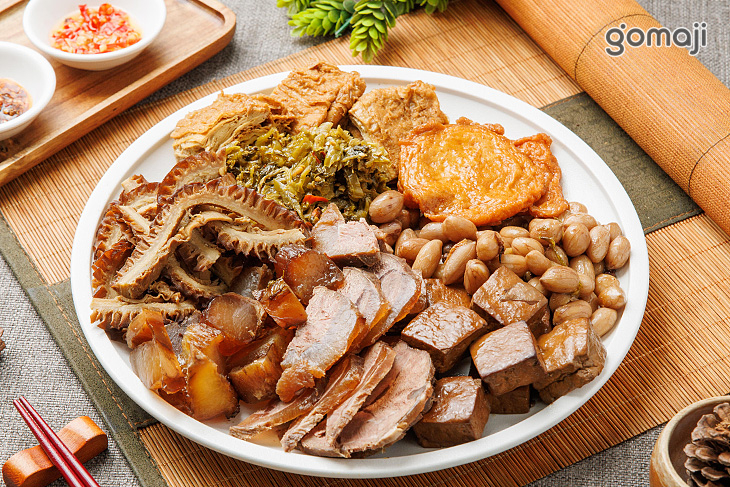 牛三拼(牛筋/牛肚/牛腱)+小方豆干+花生米+甜不辣+酸菜