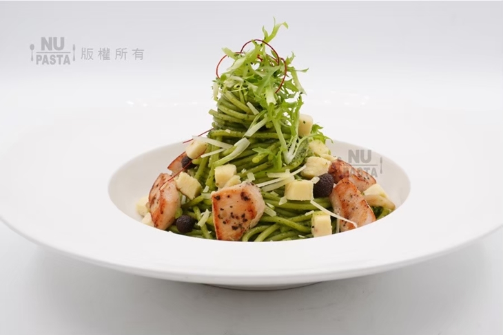 羅勒青醬雞肉佐骰子起司