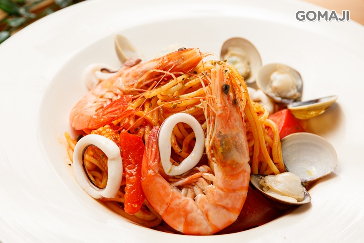 〈海鮮紅醬義大利麵〉