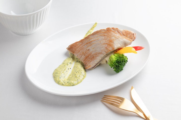 香煎鮪魚排再佐青蔥芫荽青醬