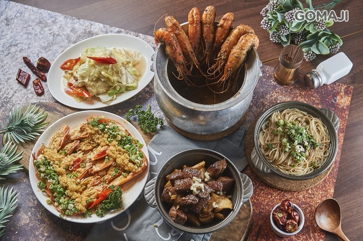 蝦搞必吃招牌套餐 〈招牌活蝦料理(小)：鹹蛋金沙蝦/啤酒胡椒蝦/清蒸蒜蓉蝦/奶油蝦/芝士焗烤蝦 任選一 + 經典蝦品(小)：胡椒蝦/檸檬蝦/蒜頭蝦/酸辣蝦/鹹酥蝦/麻油蝦/活蒸蝦/鹽烤蝦/鹽嗆蝦 任選一 + 季節時蔬：清炒高麗菜/清炒水蓮/清炒大豆苗 三選一 + 特色料理：胡椒鳳螺/冷盤油雞腿/美國原塊骰子牛/骰子仿土雞 四選一 + 麻油麵線/港式麵線/XO醬麵線 三選一〉