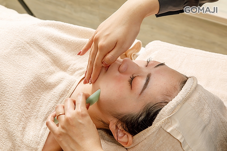 能量水晶進行全臉刮導20分