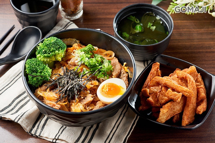 A.極丼美味日式獨享套餐〈日式主丼：豬/牛/雞/羊 任選一(原味/塔香 二選一，主食可選：丼飯/烏龍麵 二選一) + 香酥脆小點：唐揚雞/揚出豆腐/天婦羅/脆薯(椒鹽/沙拉/起司) 任選一〉