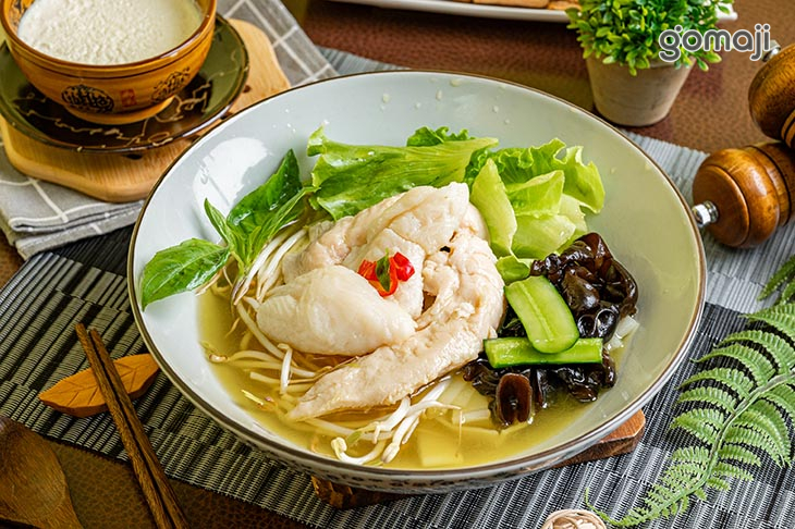 酸湯魚雞雙拼麵（河粉）