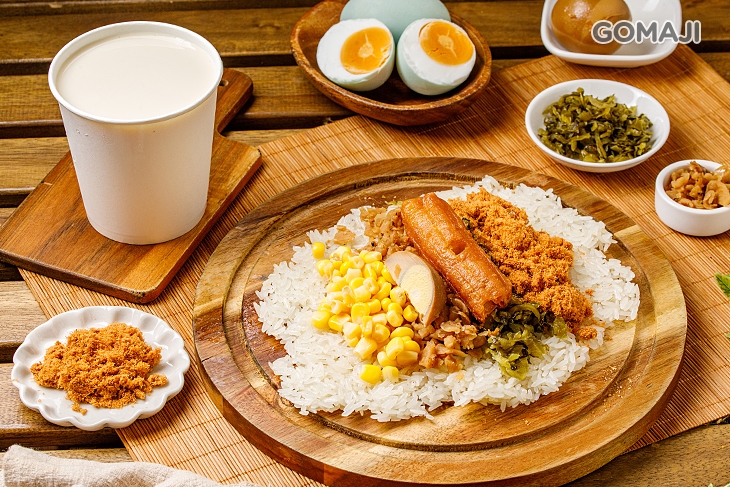 B.呷飽飽飯糰〈玉米飯糰/鮪魚飯糰/鹹鴨蛋飯糰 三選一 + 豆漿(糖/無糖)/阿薩姆紅茶 任選一(330ml)〉