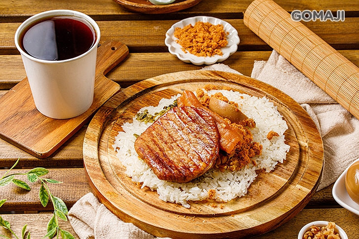C.呷豪華飯糰〈豬排飯糰/德式香腸飯糰 二選一 + 豆漿(糖/無糖)/阿薩姆紅茶 任選一(330ml)〉