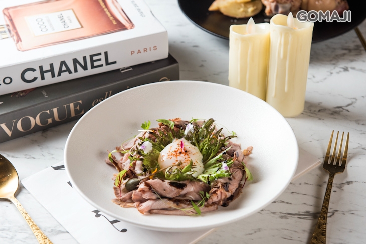 嫩豬佐酸豆鮪魚醬搭水波蛋