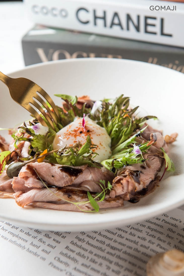 嫩豬佐酸豆鮪魚醬搭水波蛋