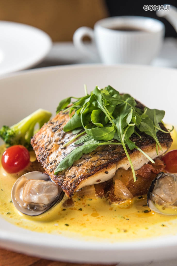 香煎鱸魚佐番紅花蛤蜊