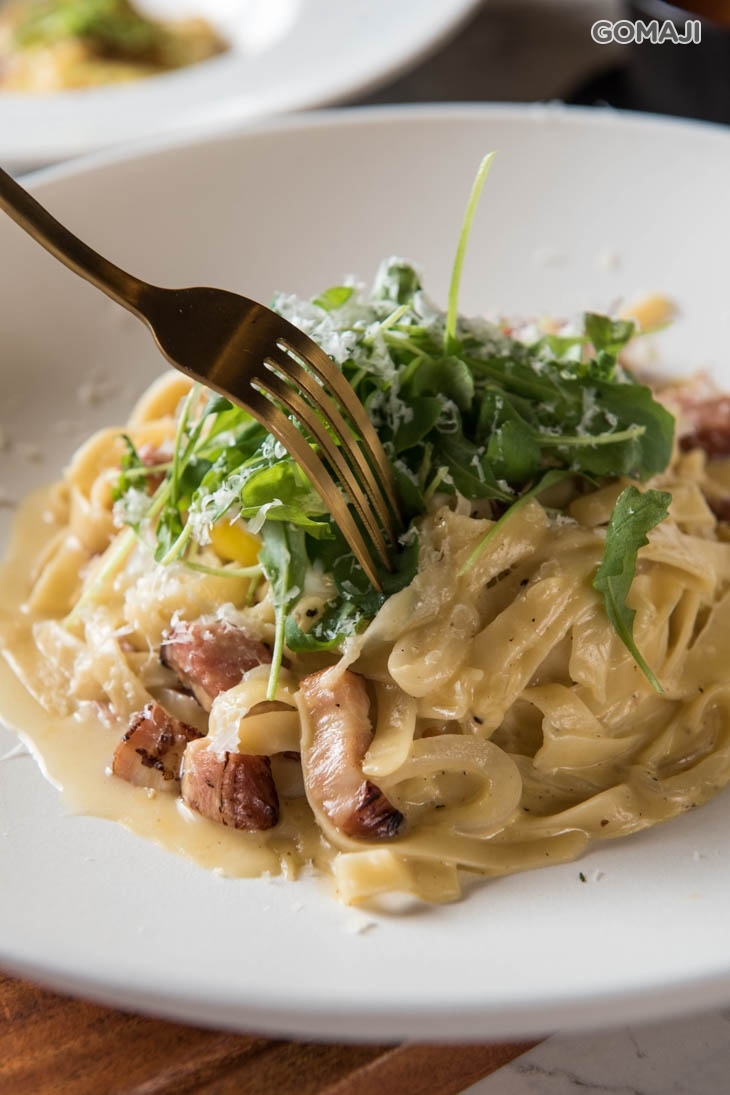 帕米加若培根奶油寬麵搭溫泉蛋
