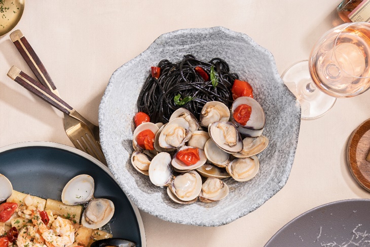 油封番茄白酒蛤蜊墨魚麵