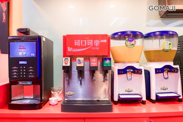 自助吧吃到飽：各式麵食、時令水果、各式飲品、爆米花、冰淇淋等