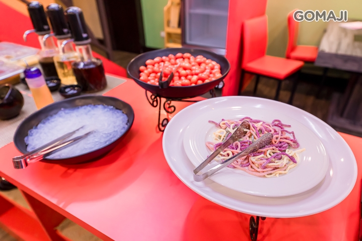 自助吧吃到飽：各式麵食、時令水果、各式飲品、爆米花、冰淇淋等