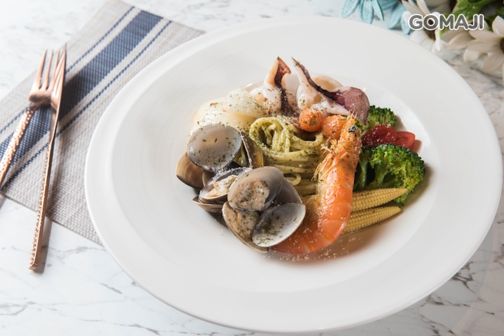 海鮮總匯羅勒青醬麵