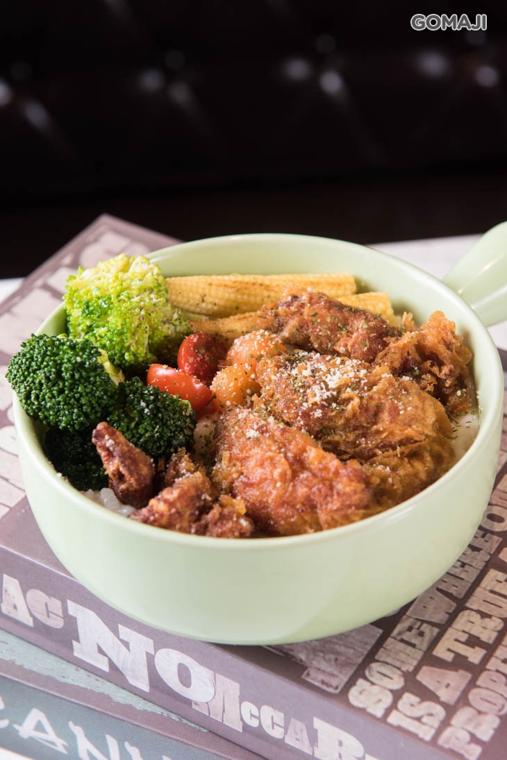 酥炸雞腿排奶油白醬飯