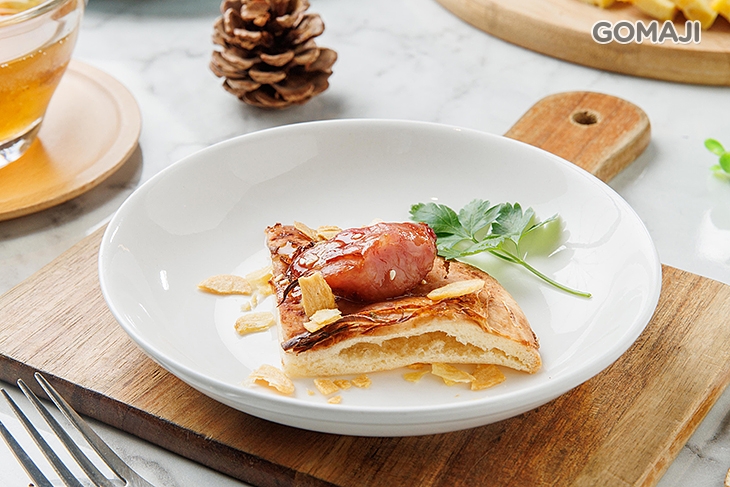 玫瑰醬香腸披薩一份