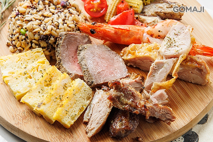 彩虹烤菜+西班牙烘蛋+鷹嘴豆藜麥Q豆飯+火焰炙燒牛排+火烤大蝦+台塑風味大肋排+迷迭香雞腿排